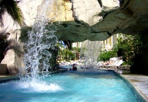 piscine-de-luxe-avec-cascade